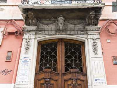 Foto 9. Ritorniamo ora in Corso Cavour, dove sotto il ponte XX Settembre al numero 208 un palazzo dal prospetto rosso pompeiano ci colpisce per le sue decorazioni di ispirazione egiziana [foto di Gennaro Gargiulo]